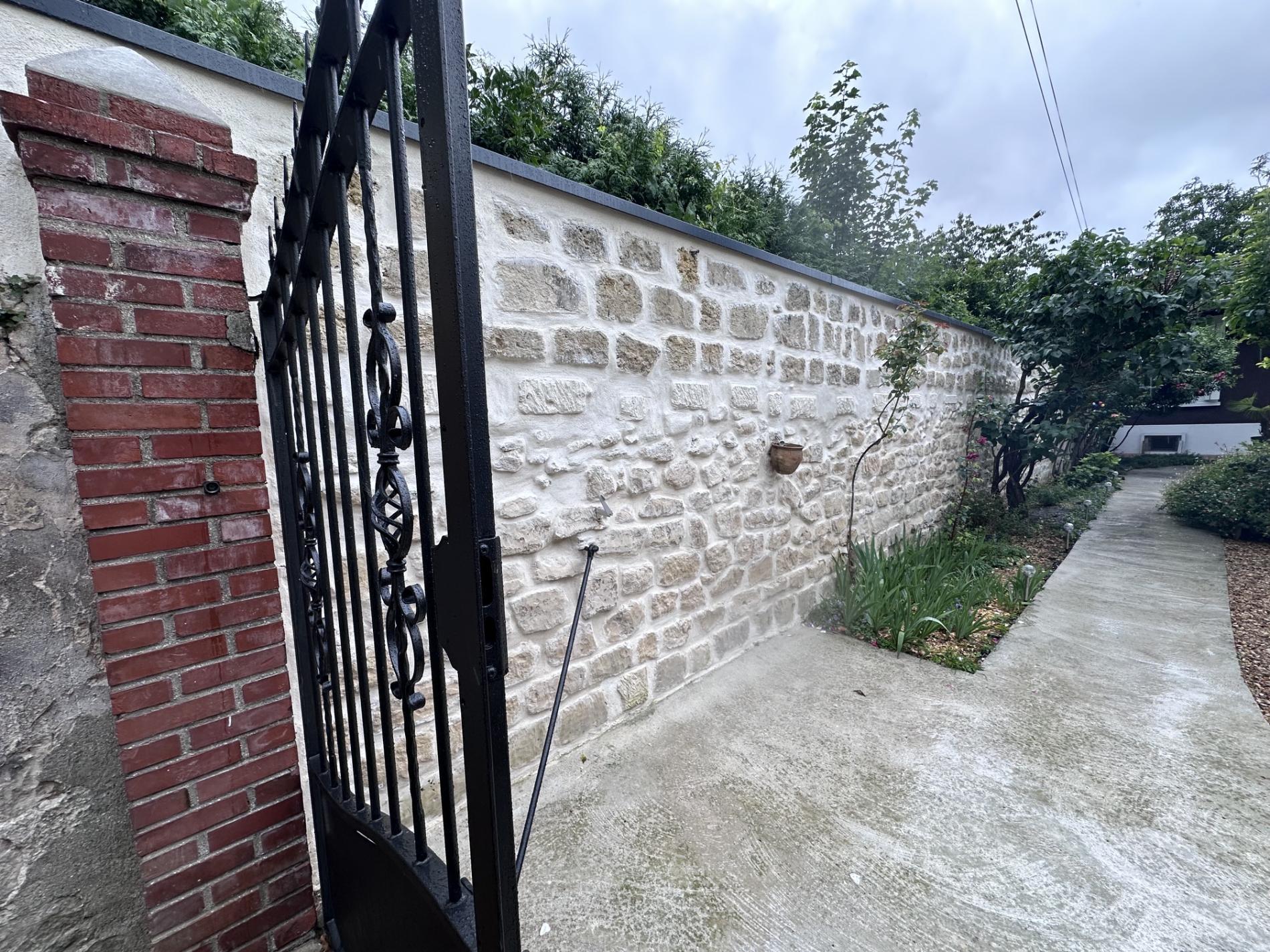 Restauration et mise en valeur des murs en pierre &agrave; Sannois